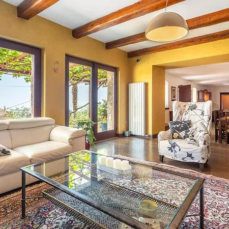 בית נופש 4 Bedroom Cozy In Poljane