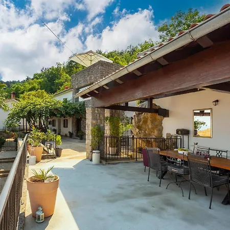 4 Bedroom Cozy In בית נופש Poljane
