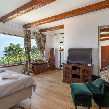 4 Bedroom Cozy In Holiday home